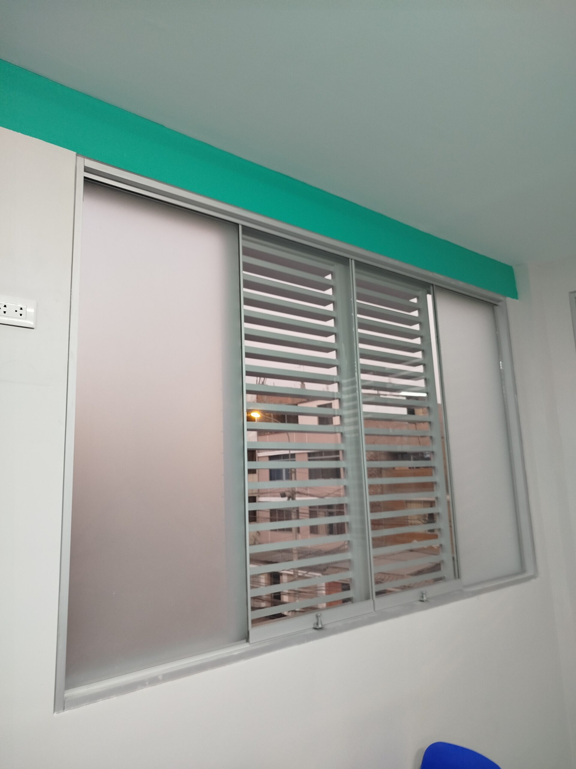Ventanas de aluminio a medida con lamas móviles de vidrio y perfiles herméticos de alta resistencia.